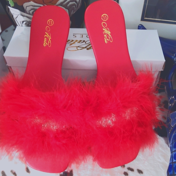 Red feather slippers with rhinestones - Picture 2 of 8